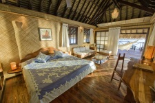 Un bungalow polynésien du Vahine Island Private Resort à Taha'a