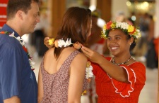 L'accueil par une hôtesse de Tahiti Nui Travel à l'aéroport international de Tahiti-Faa'a