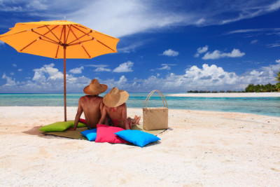 Couple sur la plage de sable rose du Tikehau Pearl Beach Resort